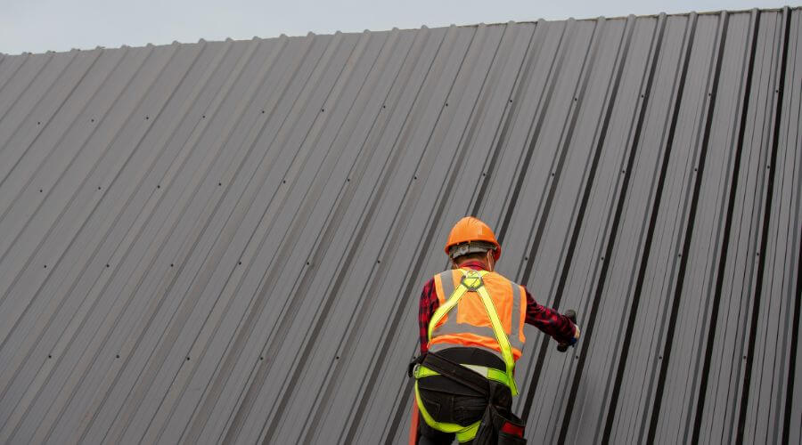 Professional gutter cleaning in Canoga Park, CA